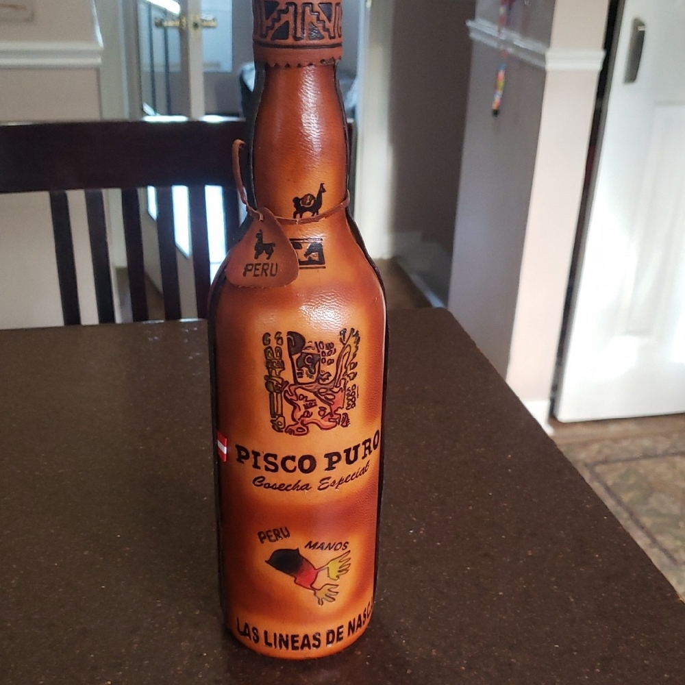 VINTAGE PERU PISCO PURO LEATHER WRAPPED CULTURAL DESIGNED LIQUOR BOTTLE 750ml